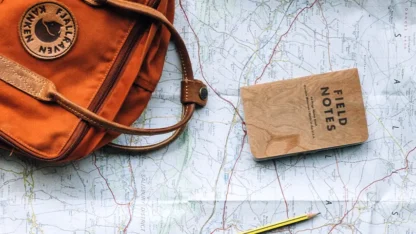 Mala de mão sobre um mapa, com um passaporte ao lado.